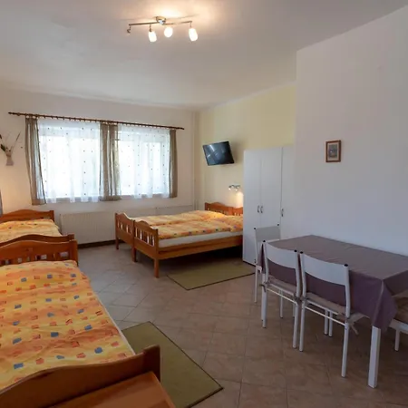 Na Hradecku Konukevi 3*
